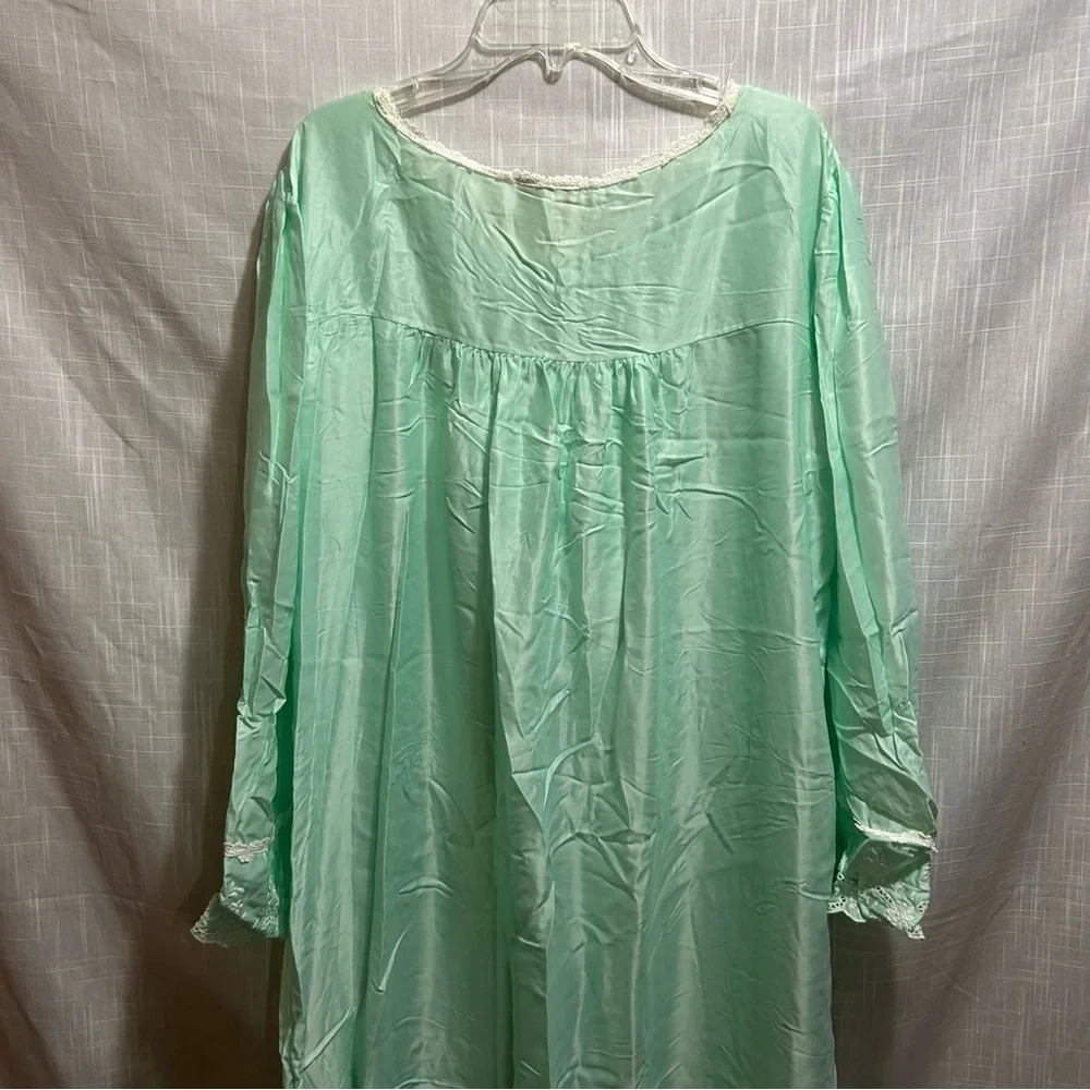 Vintage Barbizon night gown - Picture 3 of 5